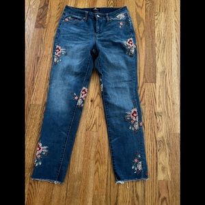 FLORAL EMBROIDERED JEANS BY CURATIONS SIZE 4